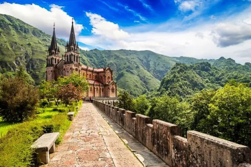 Santuario de Covadonga (El corazón de Asturias con la Santina y Don Pelayo).